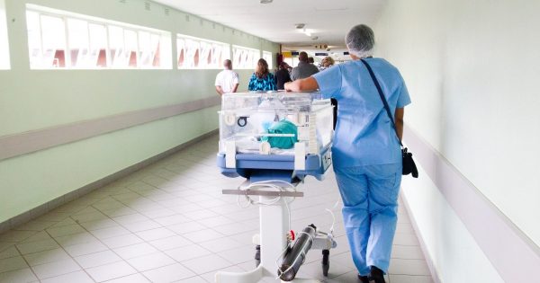 paciente sendo levado para cirurgia