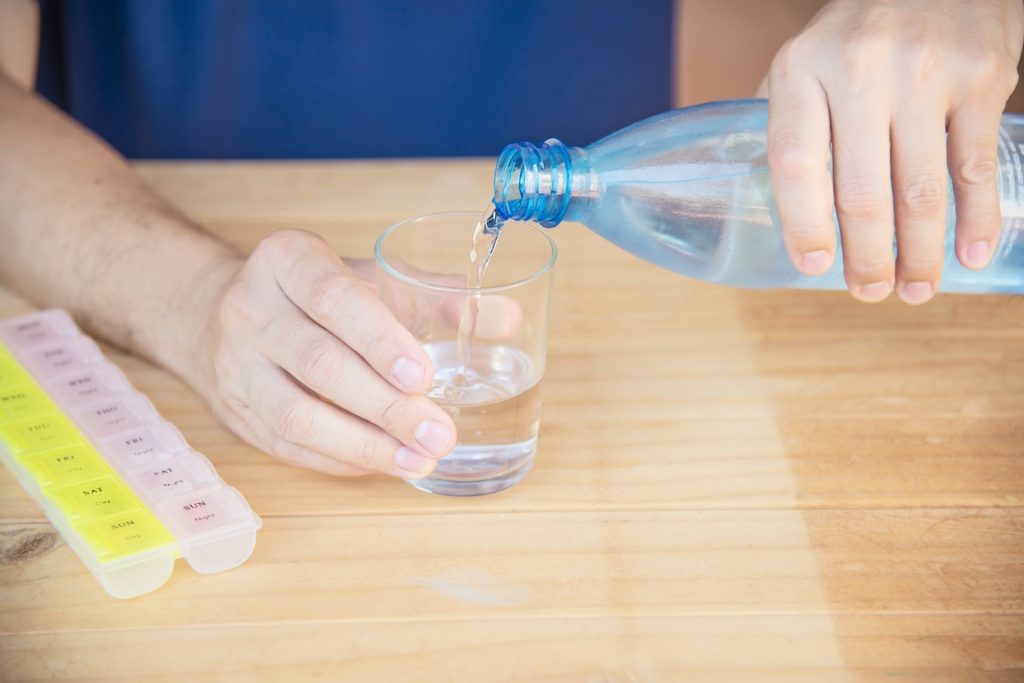 copo-água-segurar-urina-causa-dor