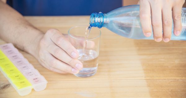 copo-água-segurar-urina-causa-dor