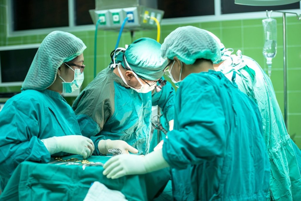 médicos fazendo cirurgia de azoospermia não obstrutiva