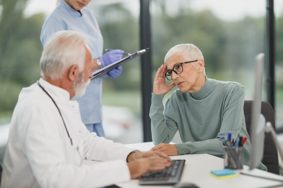 mulher consultando com seu médico, para descobrir sobre estenose uretral