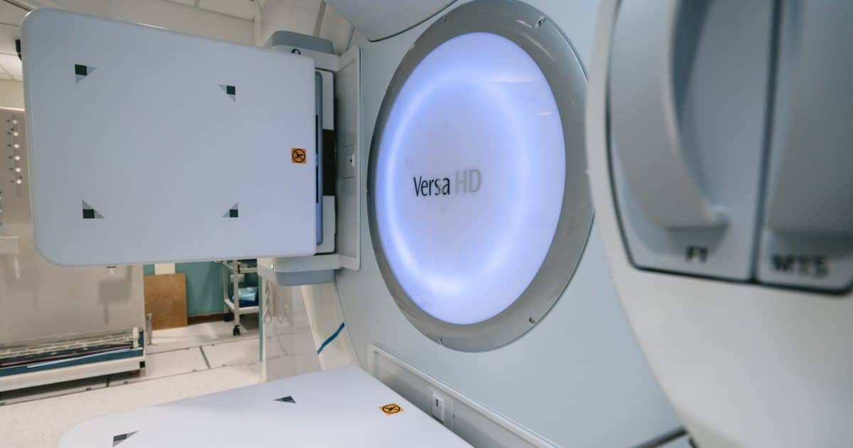 Maquina que realiza o procedimento de radioterapia