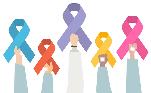 Imagem de várias mãos segurando fitas de diversas cores para simbolizar o Dia Mundial do Câncer