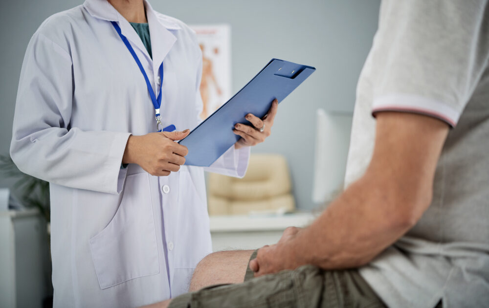 homem sendo examinado por um médico para entender o que é uma hidrocele testicular