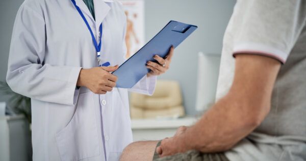 homem sendo examinado por um médico para entender o que é uma hidrocele testicular