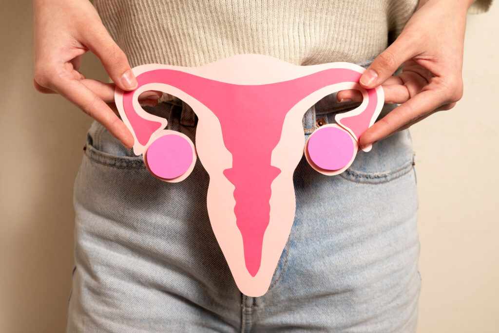 Imagem de uma mulher com um objetivo simbolizando a vagina para simbolizar a cirurgia de sling
