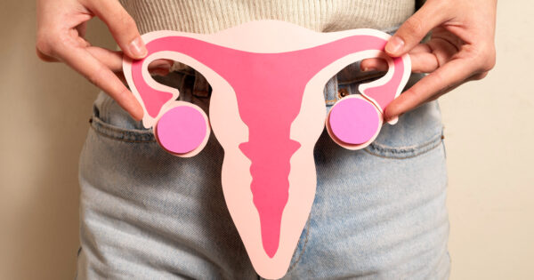 Imagem de uma mulher com um objetivo simbolizando a vagina para simbolizar a cirurgia de sling